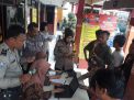 Polsek Krembangan Bagi-bagi Kupon Door Prize Nobar Piala Presiden
