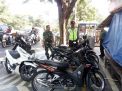 Babinkamtibmas Perak Timur Kawal Penertiban Parkir Liar