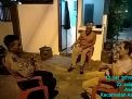 Panit Binmas Polsek Asemrowo Pantau Keamanan Pemukiman Sambil Pesan Waspada Orang Tak Dikenal