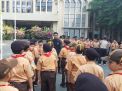 Satsabhara Polres Tanjung Perak Ajarkan Baris Berbaris Ke Murid SD