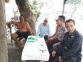 Babinkamtibmas Takal Kedinding Sosialisasikan SPKT Door To Door Ke Pengunjung Warung