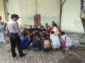 Kanit Intelkam Polsek Asemrowo Beri Arahan Pendemo Agar Tidak Mogok Kerja