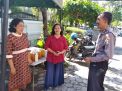 Sambang Ibu-Ibu, Kanit Binmas Polsek Krembangan Sampaikan Himbauan Anti Hoax