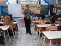 Babinkamtibmas Krembangan Utara Sampaikan Pesan Rajin Belajar di Sekolah Dalam Operasi Bina Kusuma