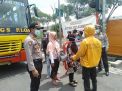 Kapolsek Asemrowo Bersama Instansi Samping Lakukan Pemeriksaan Suhu Badan Penumpang Bus