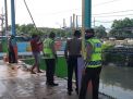 Polsek Asemrowo Lakukan Pemantauan Debit Air, Waspada Potensi Banjir