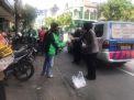 Polsek Pabean Cantikan Bagikan Nasi Bungkus Gratis Ke Ojek Online