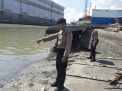 Satsabhara Polres Tanjung Perak Pantau Ketinggian Air Laut, Antisipasi Potensi Banjir