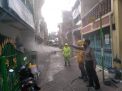 Panit Binmas Polsek Asemrowo Bersama Linmas Lakukan Penyemprotan Disinfektan di Pemukiman