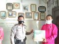 Babinkamtibmas Takal Kedinding Serahkan Bingkian Lebaran Untuk Tomas