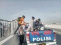 Nekat Lewat Tol Suramadu, Pesepeda Langsung Diangkut Satlantas Polres Tanjung Perak Keluar Gerbang