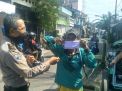 Panit Binmas Polsek Krembangan Bagikan Masker Ke Warga Kampung