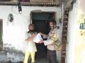 Babinkamtibmas Takal Kedinding Bagikan Paket Sembako Untuk Warga Kurang Mampu