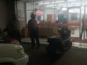 Personil Polsek Kenjeran Lakukan Patroli Malam di Mini Market, Titip Pesan Waspada Pencurian