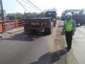 Satlantas Polres Tanjung Perak Timbun Tumpahan Minyak di Jalan