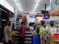 Polsek Semampir Gelar Patroli Malam di Mini Market, Sampaikan Pesan Keamanan