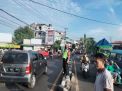 Unit Lantas Polsek Semampir Lakukan Pengaturan Pagi di Jalan Karang Tembok, Bantu Keberangkatan Pekerja