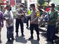 Kapolsek Asemrowo Bagikan Bantuan Sembako Kepada Penarik Becak