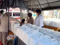 Polwan Polres Tanjung Perak Siapkan Nasi Kotak Untuk Masyarakat Terdampak Covid-19