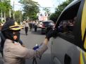 Kapolres Tanjung Perak Bersama Personil Polwan Bagikan Masker & Snack Kepada Demonstran
