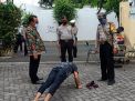 Polsek Kenjeran Bersama Satpol PP Gelar Operasi Masker di Kantor Kelurahan Bulak