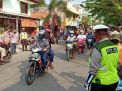 Kapolsek Asemrowo Pimpin Operasi Penertiban Masker di Jalan Asem Raya