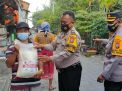 Polsek Kenjeran Bagikan Sembako Gratis Kepada Warga Nelayan Nambangan & Cumpat Kulon