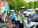 Satlantas Polres Tanjung Perak Bagi-bagi Brosur Millenial Road Safety Festival