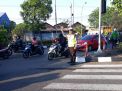 Antisipasi Keberangkatan Karyawan, Polsek Asemrowo Pengaturan Pagi di Dupak Rukun