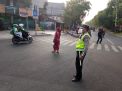 Menyeberangkan Warga, Salah Satu Bentuk Pelayanan Satlantas Polres Tanjung Perak