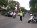Satlantas Polres Tanjung Perak Atur Lalu Lintas Pagi, Beri Pelayanan ke Para Pekerja