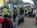 Satlantas Polres Tanjung Perak Berikan Sanksi Tilang ke 195 Pengendara Motor