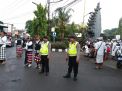 Polsek Krembangan Laksanakan Pengamanan Upacara Melasti di Pura Jagad Karana