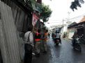 Babinkamtibmas Tambak Wedi Kawal Kegiatan Penertiban APK