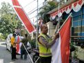 Babinkamtibmas Nyamplungan Bantu Kegiatan Pemasangan Bendera
