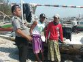Babinkamtibmas Kedung Cowek Sampaikan Pesan Keselamatan Kepada Nelayan