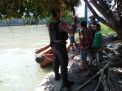 Satsabhara Polres Tanjung Perak Cek  Debit Air Laut, Antisipasi Potensi Banjir