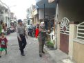 Babinkamtibmas Sidotopo Wetan Bersama Satpol PP Lakukan Penyemprotan Disinfektan di Pemukiman