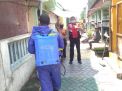 Babinkamtibmas Sidotopo Kawal Penyemprotan Disinfektan di Pemukiman