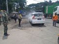 Polsek Asemrowo & Instansi Samping Lakukan Penyemprotan Disinfektan Pada Mobil Keluar Tol