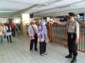 Polsek Pabean Cantikan Lakukan Pemeriksaan Suhu Badan Penumpang Kereta Api Yang Baru Turun