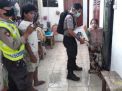 Kanit Binmas Polsek Semampir Bagikan Paket Sembako Untuk Penyandang Cacat