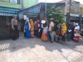 Panit Binmas Polsek Semampir Kawal Pembagian Sembako di Kantor Kelurahan Pegirian