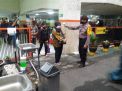 Anggota Pospam Polsek Pabean Cantikan Cek Suhu Badan Para Penumpang Kereta Api di Stasiun Surabaya Kota
