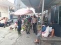 Babinkamtibmas Bongkaran & Instansi Samping Bagikan Masker Ke Pedagang & Pengunjung Pasar