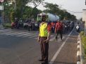 Unit Lantas Polsek Krembangan Bantu Keberangkatan Pekerja Lewat Pengaturan Pagi