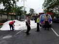 Polsek Asemrowo Urai Kemacetan Akibat Tumpahan Pupuk di Jalan Margomulyo
