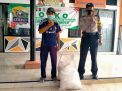 Babinkamtibmas Wonokusumo Serahkan Bantuan Sembako Dari Polres Pelabuhan Tanjung Perak
