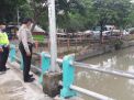 Polsek Pabean Cantikan Pantau Debit Air di Sungai Kalimas, Antisipasi Potensi Banjir