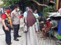Kapolsek Asemrowo Dampingi Petugas Puskesmas Sosialisasikan Pelaksanaan Vaksinasi Covid-19